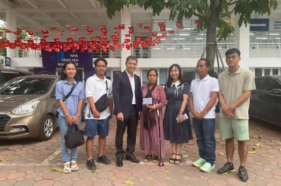 CỰU SINH VIÊN CAMPUCHIA THĂM LẠI TRƯỜNG XƯA