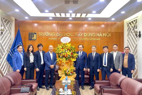 MẠNG LƯỚI CỰU HỌC VIÊN, SINH VIÊN ĐẠI HỌC XÂY DỰNG HÀ NỘI (HUCA) TẶNG HOA TRI ÂN NHÀ TRƯỜNG NHÂN NGÀY 20/11