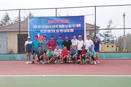 Giao lưu Tennis giữa thầy cô giáo, cán bộ nhân viên Trường Đại học Xây dựng với cựu sinh viên, học viên Quảng Bình