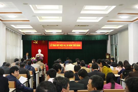 Lễ trao huy hiệu 40, 30 năm tuổi Đảng.