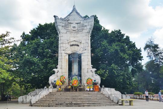 Đoàn công tác Trường Đại học Xây dựng dâng hương tưởng nhớ anh hùng liệt sỹ